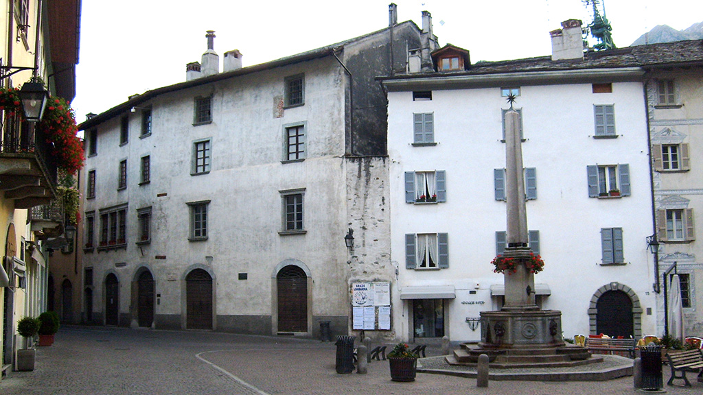 La-piazza-Rodolfo-Pestalozzi-a-Chiavenna-con-sullo-sfondo-a-sinistra-la-sede-del-Centro-di-studi-storici-valchiavennaschi